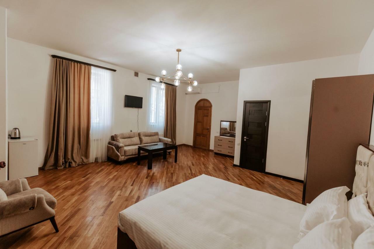 Castle Family Hotel Jerevan Eksteriør billede